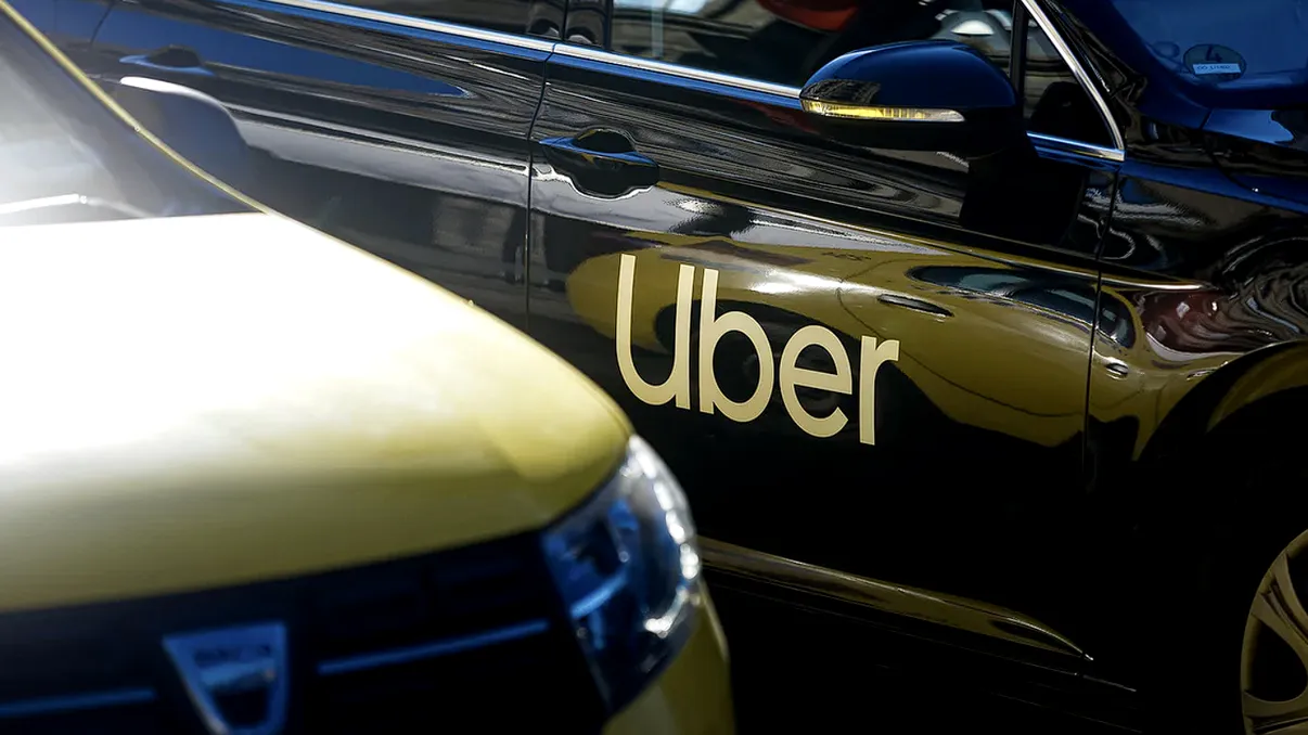 Uber pariază masiv pe viitorul fără șoferi și vrea până la 50.000 de robotaxiuri Rivian