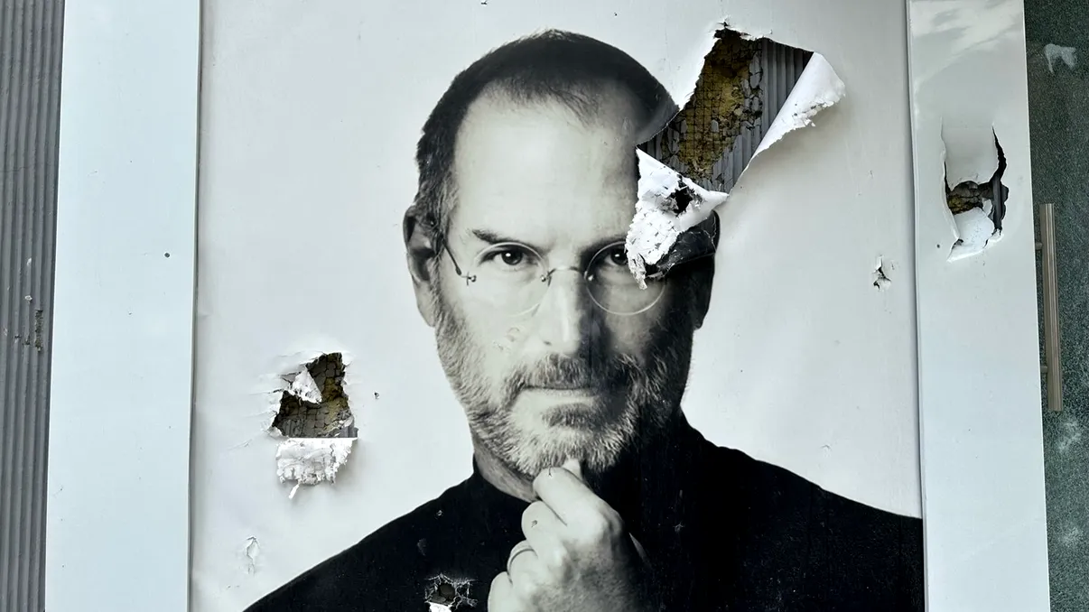 Steve Jobs „bântuie” chiar și astăzi ședințele Apple: metodele lui, adesea considerate prea dure, încă folosite în companie de urmașii săi