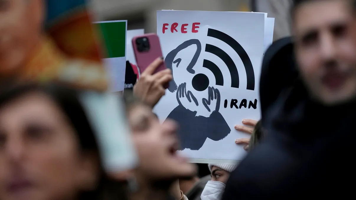 „E timpul socotelilor”: Internetul din Iran, la pământ după atacuri cibernetice în paralel cu loviturile militare SUA și Israel