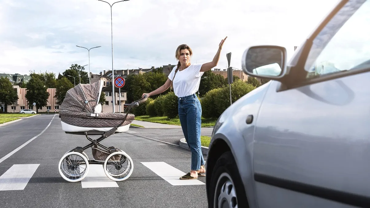 Regula de la trecerea de pietoni pe care mulți șoferi o greșesc. Când ești obligat să oprești, de fapt