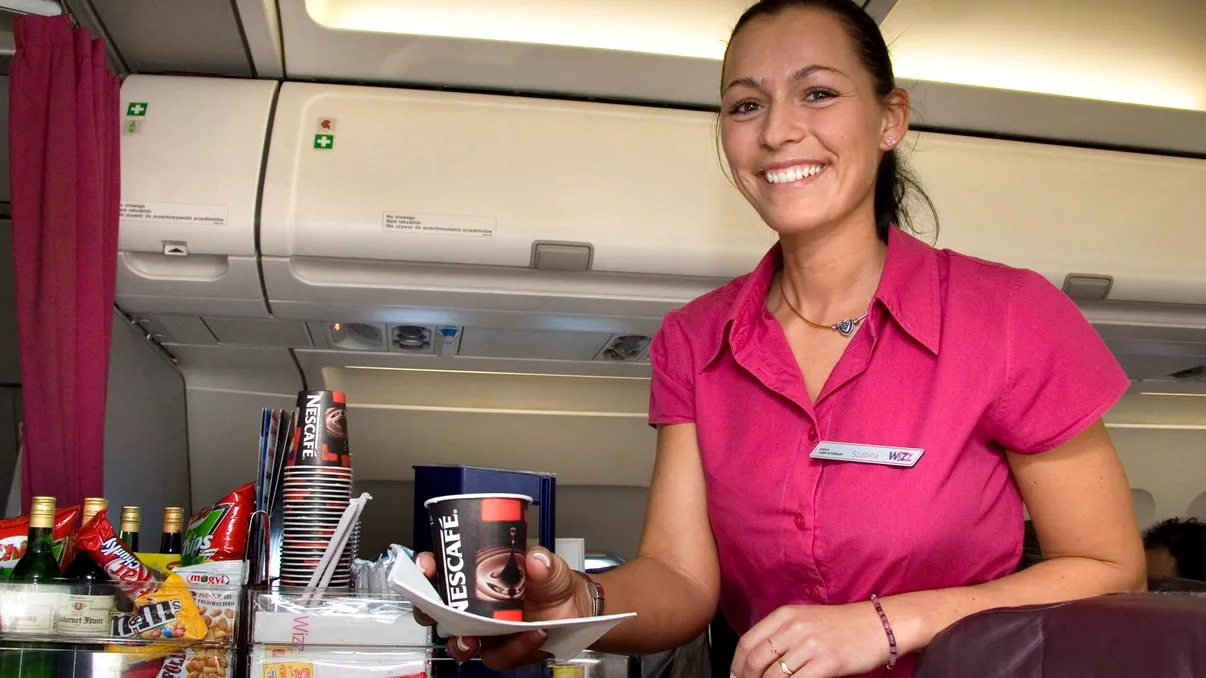 Schimbare în avioanele WizzAir. Călătorii vor putea comanda mâncare prin aplicaţie fără să mai aştepte însoţitorii de zbor