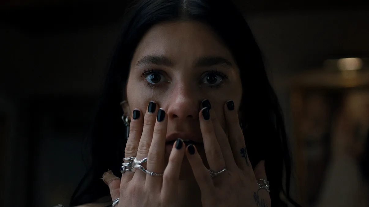 De azi pe Netflix: „Something Very Bad Is Going to Happen”, serialul horror, produs de creatorii „Stranger Things”, care îți strică instant cheful de nuntă