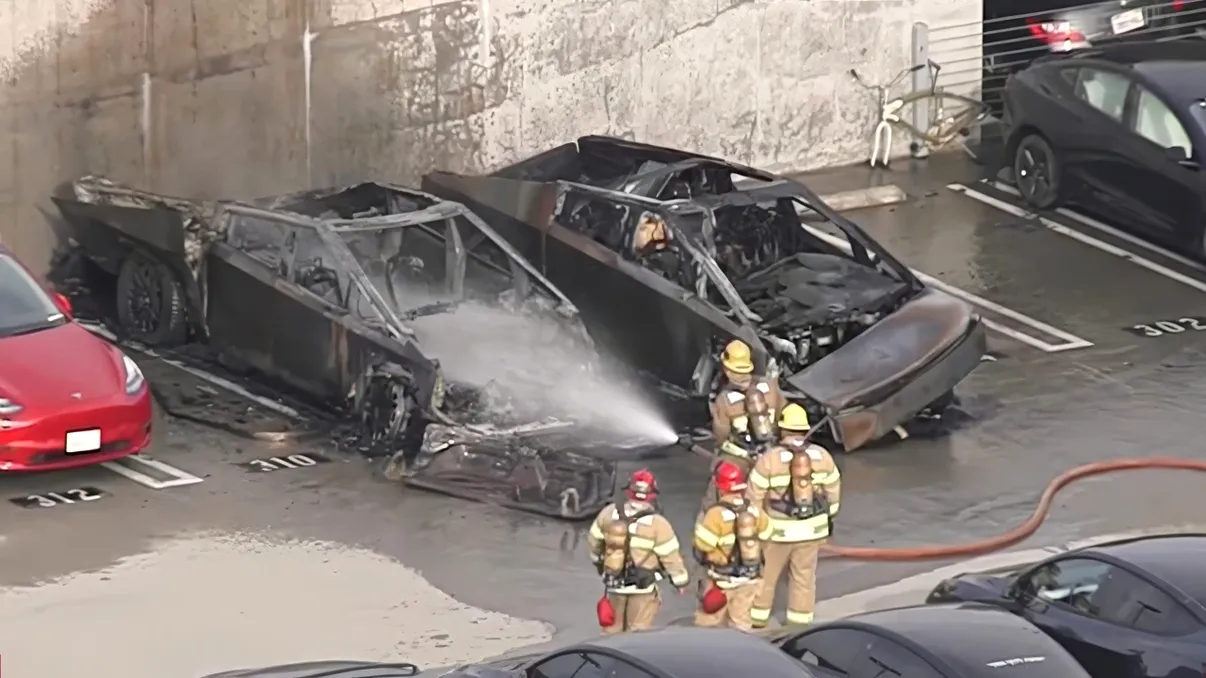 Două Tesla Cybertruck, în centrul unui incendiu greu de ignorat într-o parcare. Evenimentul a ridicat multe întrebări