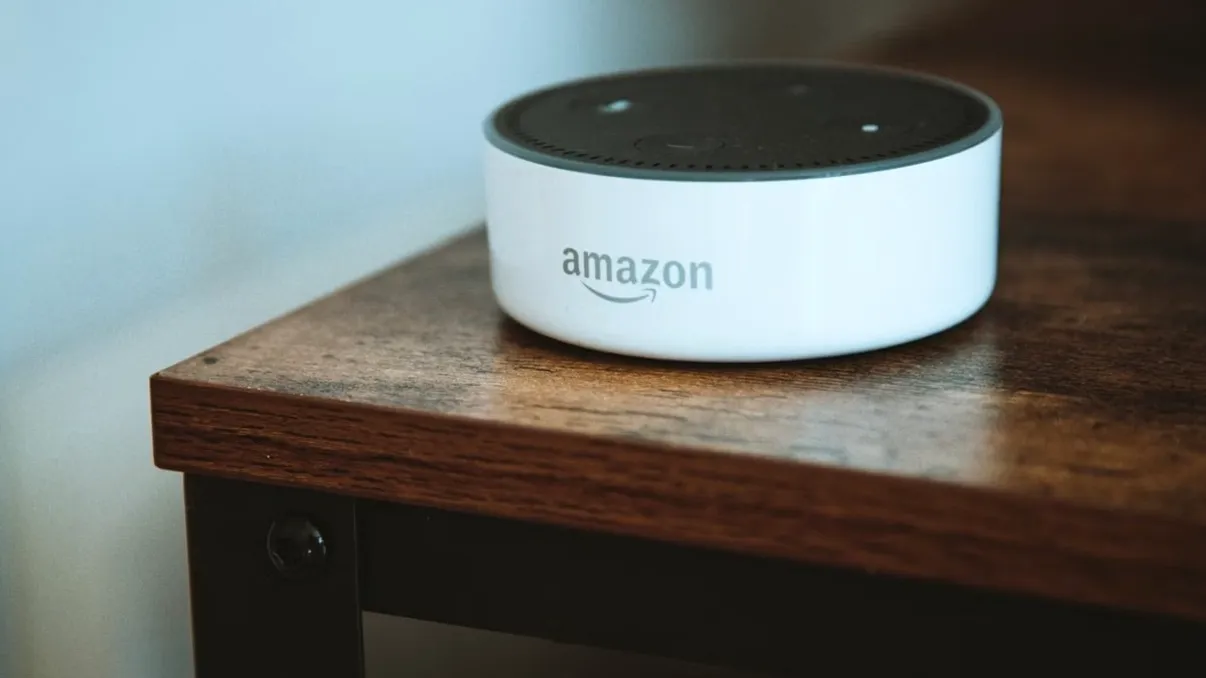 Alexa a prins tupeu: noul mod „Sassy” de la Amazon aduce sarcasm, replici obraznice și vorbe „cu bip”