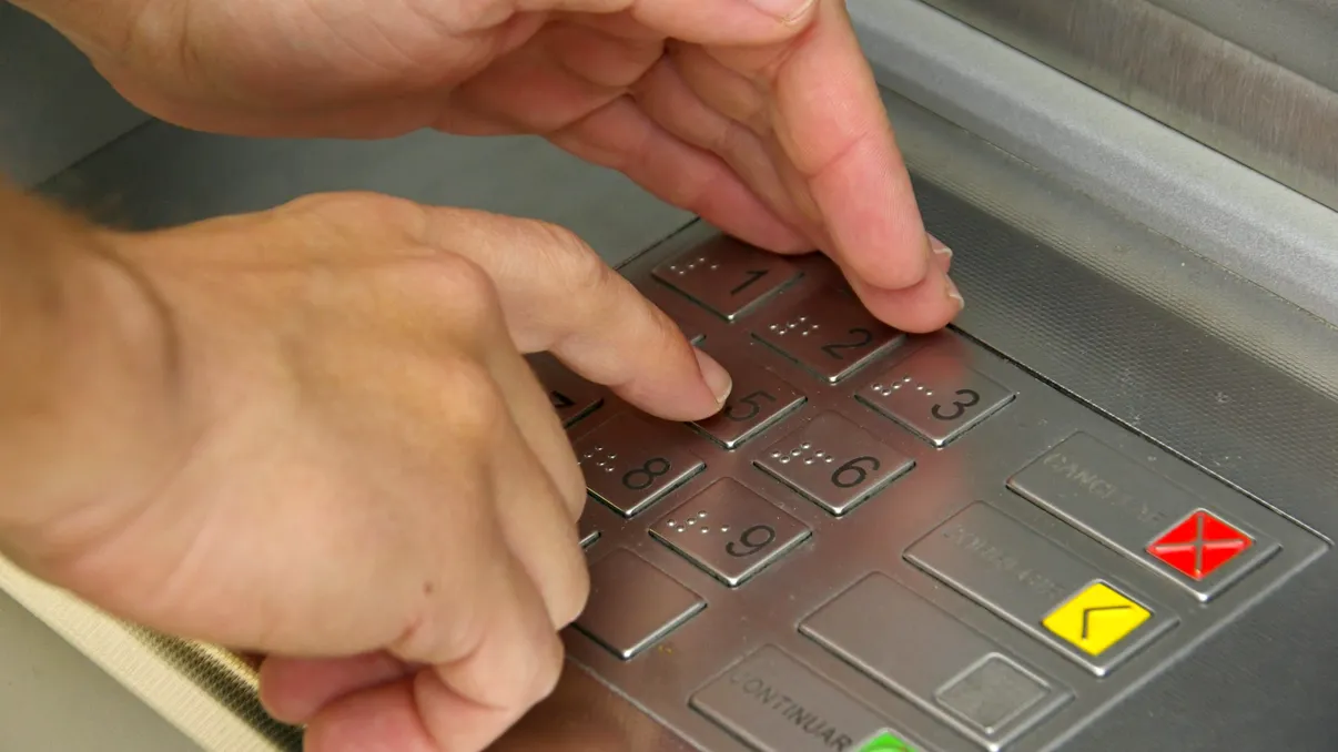 Ce rol are cifra 5 de la bancomat. De ce trebuie să fii atent la această tastă de fiecare dată când scoţi bani