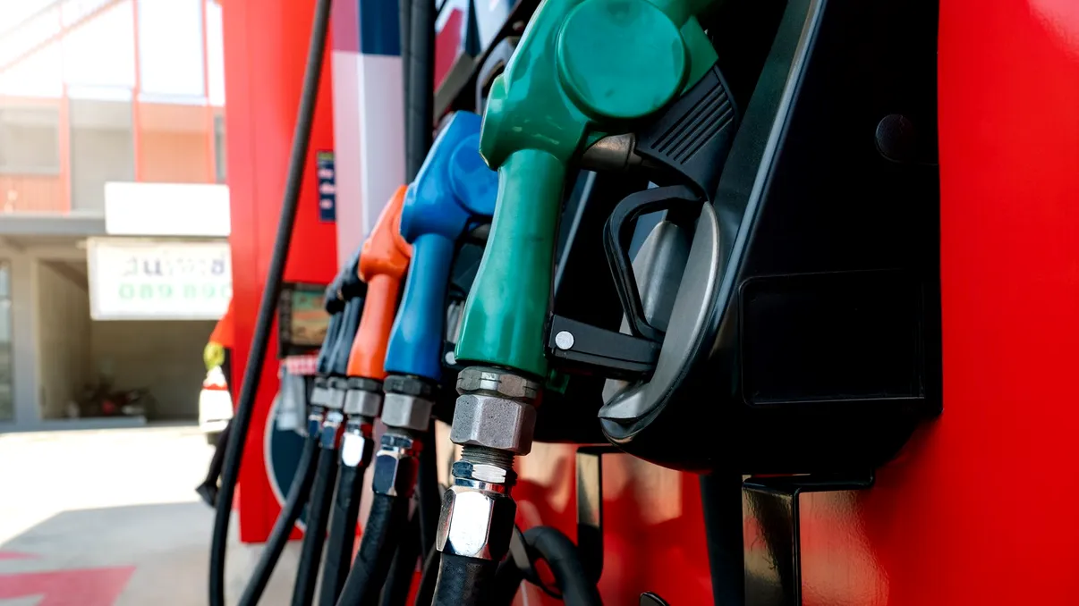 Cât înseamnă un baril în litri. Preţul petrolului continuă să crească, avertismentul specialiştilor