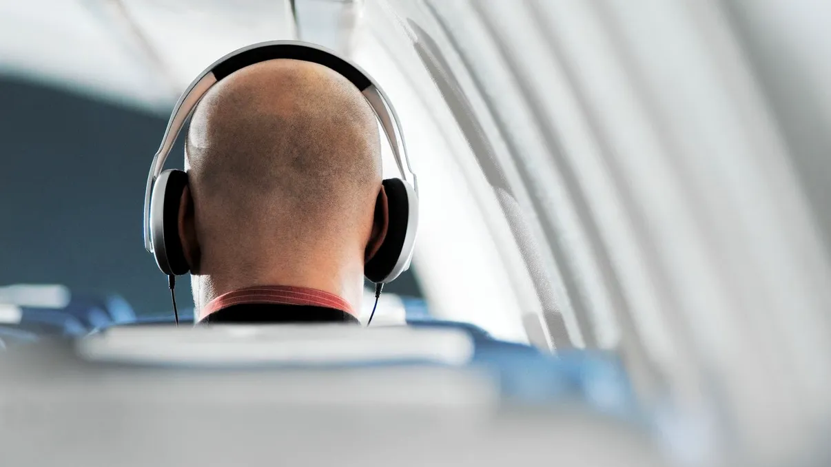 United Airlines schimbă regulile la bord: pasagerii care nu folosesc căști ar putea fi dați jos din avion. Care sunt implicațiile