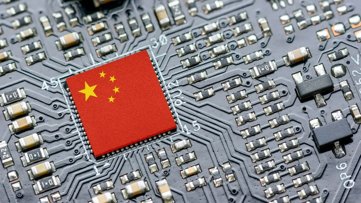 De ce China nu poate produce singură cipurile cu care depinde esențial de SUA. Explicația specialiștilor