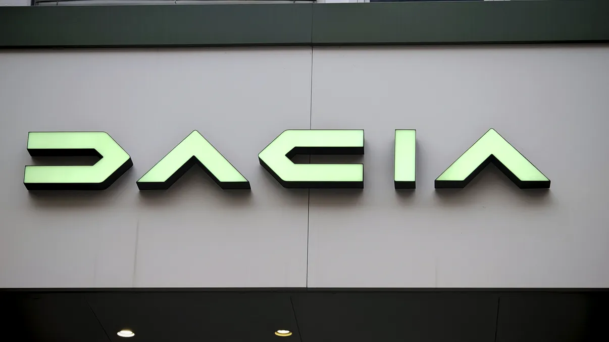 Dacia sfidează Bruxelles-ul: conducerea companiei spune că mașinile sunt făcute pentru clienți, nu pentru reguli UE