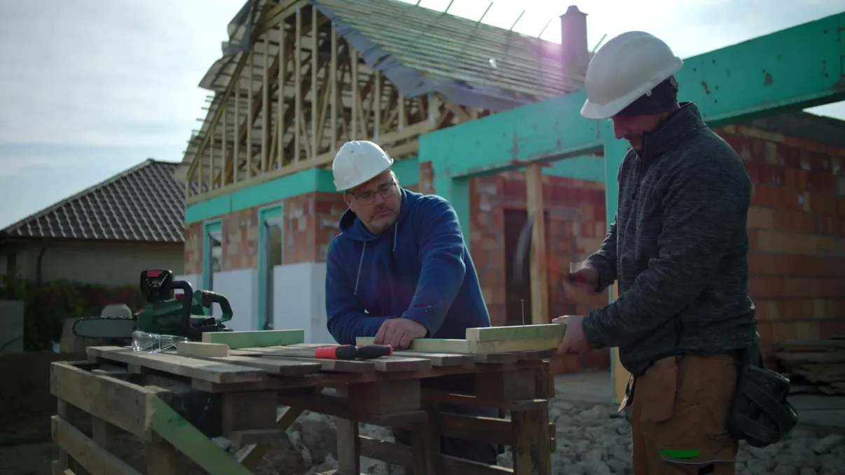 Distanța la care ferestrele și balcoanele orientate către curtea vecinului pot fi construite. Cum încalcă mulți legea fără să aibă habar