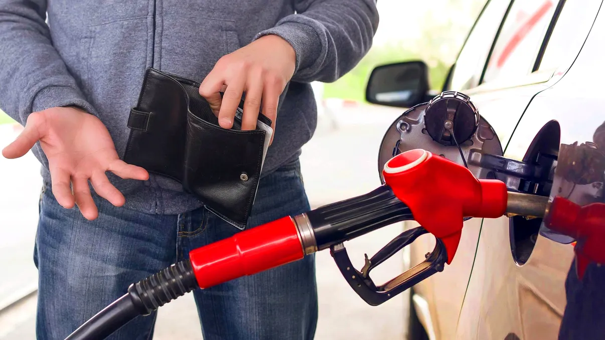 Modalități prin care șoferii pot reduce consumul de benzină și motorină. Un mecanic spune cum economisești la pompă