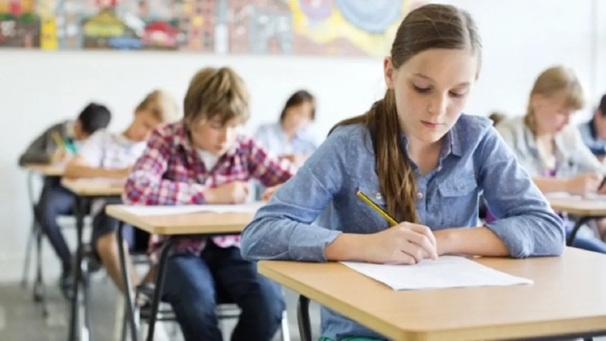 Ar trebui să înceapă școala la ora 9.00 în România? Liderul elevilor explică de ce ideea orelor de la 9.00 nu s-ar potrivi în țara noastră EXCLUSIV