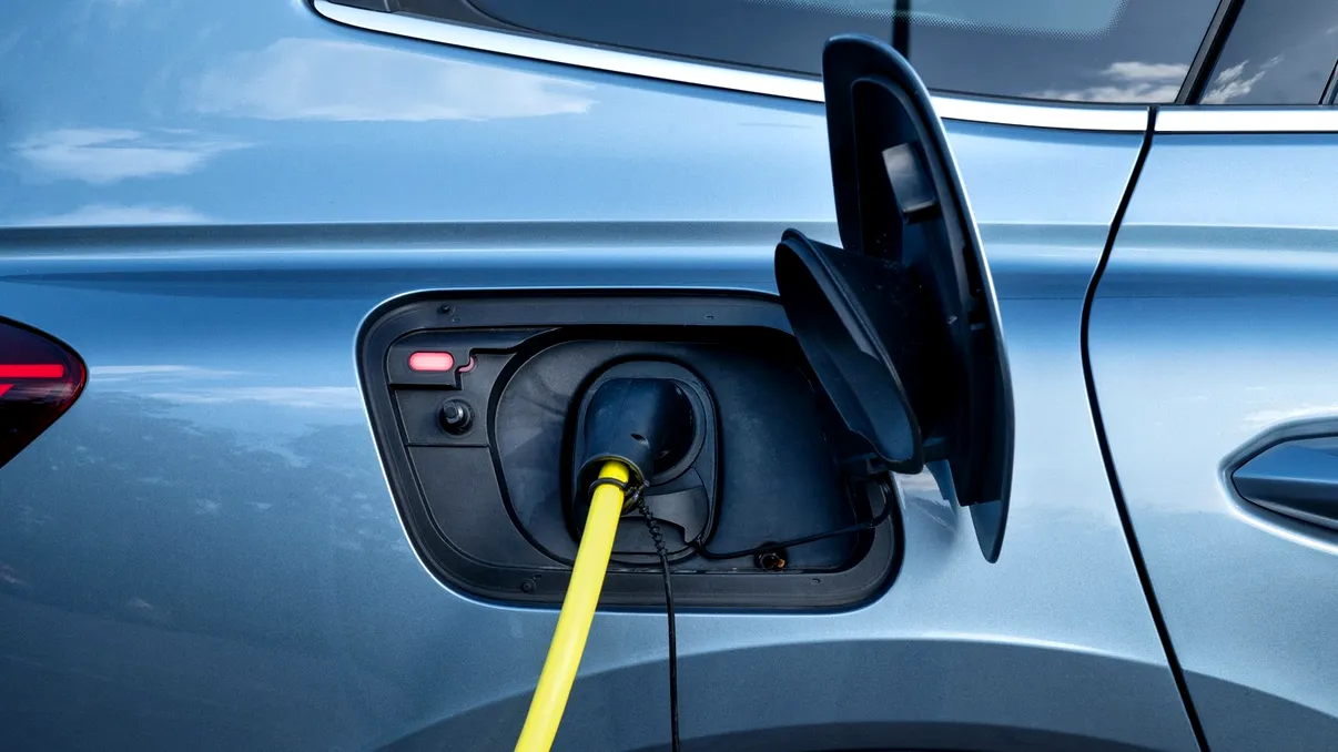 Europenii caută să cumpere tot mai multe mașini electrice la mâna a doua: prețul petrolului schimbă radical piața auto