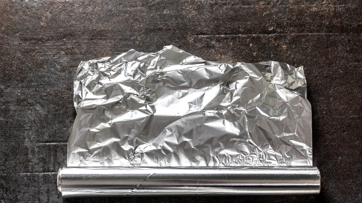 Trucul foliei de aluminiu pentru a detecta umezeala din pereții casei tale. Este o metodă inventată de arhitecţi