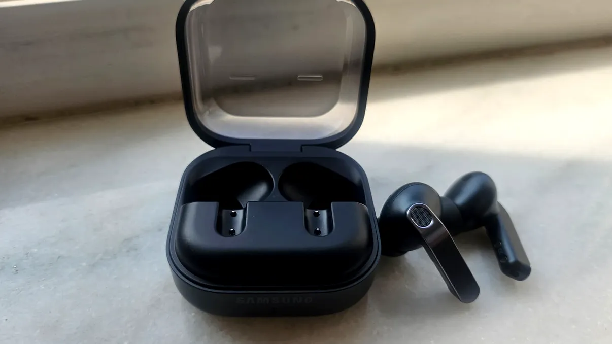 REVIEW Galaxy Buds4 Pro: căștile Samsung care pun accent pe sunet premium, apeluri clare și confort zilnic. Cum au ajuns, surprinzător de repede, partenerul meu de zi cu zi