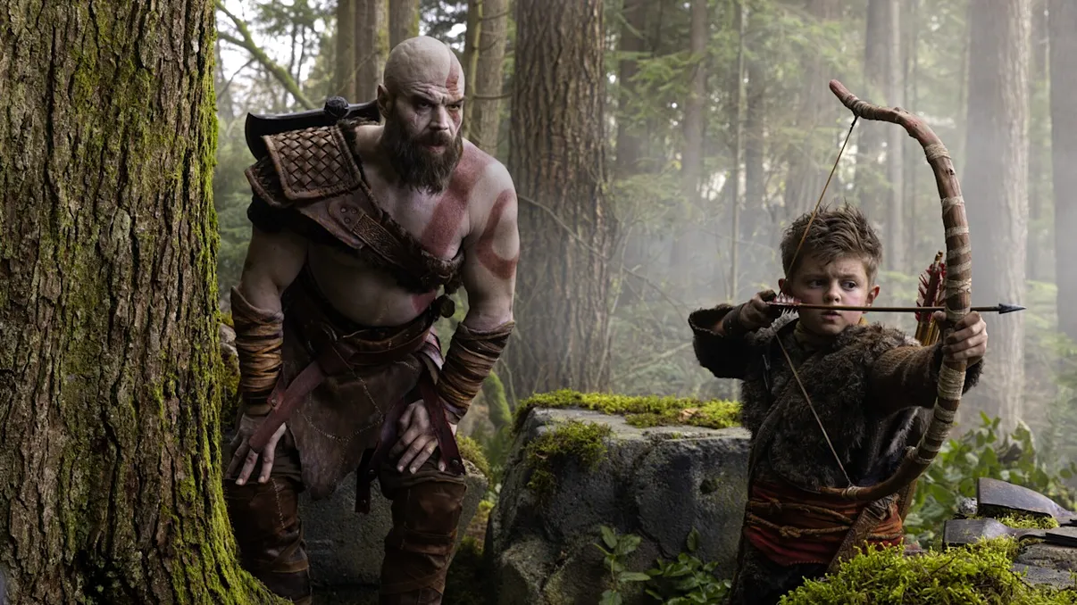 Primele imagini din serialul God of War: cum arată Kratos și Atreus în adaptarea Amazon