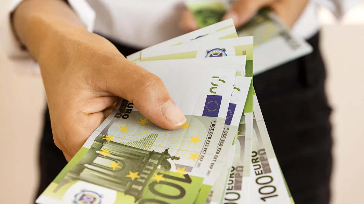 Grecia mărește salariul minim de la 1 aprilie. Cât vor câștiga angajații în 2026