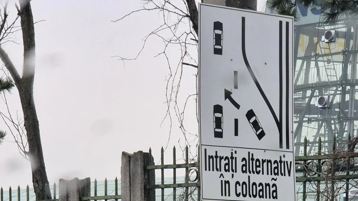 Indicatorul auto care abia a apărut în România induce şoferii în eroare. Cum se aplică regula fermoarului corect