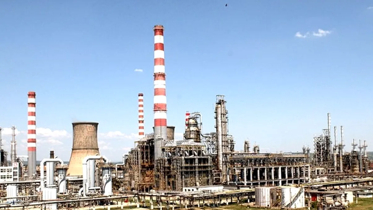 De ce a fost închisă rafinăria Lukoil-Petrotel Ploiești. Guvernul vrea să o redeschidă din cauza crizei carburanţilor