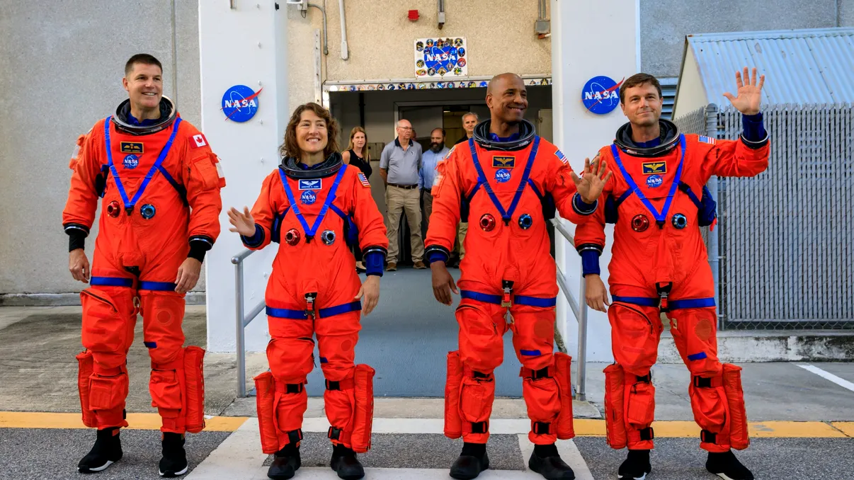 Misiunea de aproape 100 de miliarde: de ce se grăbește NASA să ducă din nou oameni în jurul Lunii, cum stă cu pregătirile și unde poți să vezi live evenimentul