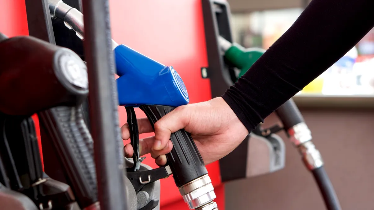 Cât a ajuns să coste motorina vineri dimineață. Scumpiri în lanț la pompă în ultimele zile