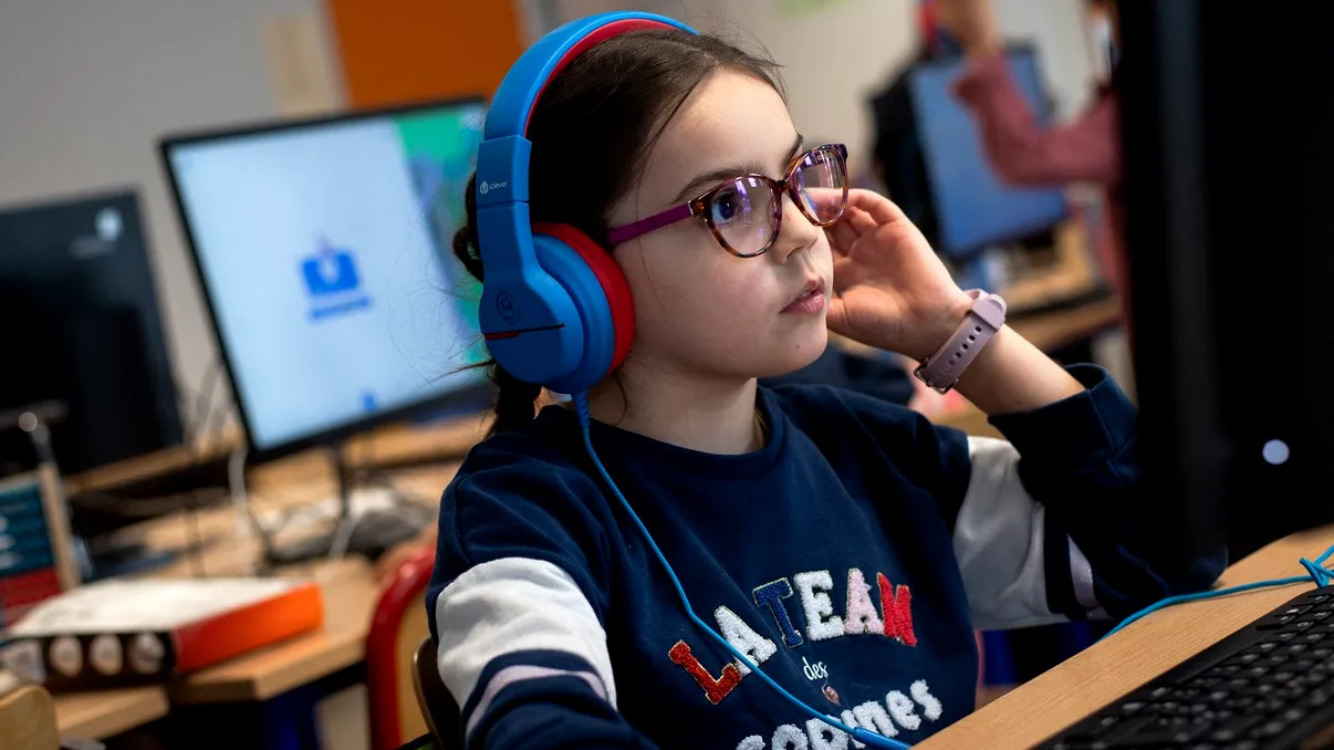 Profesorii din România folosesc AI fără reguli clare: GhidAIEDU.ro vine să schimbe educația digitală