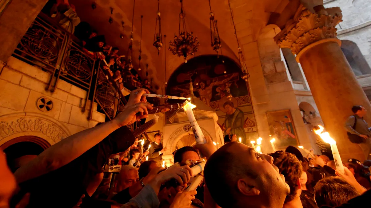 Cum va ajunge Lumina Sfântă de la Ierusalim în România, în plin conflict în Orientul Mijlociu. În ce este adusă și cum este distribuită în toată țara