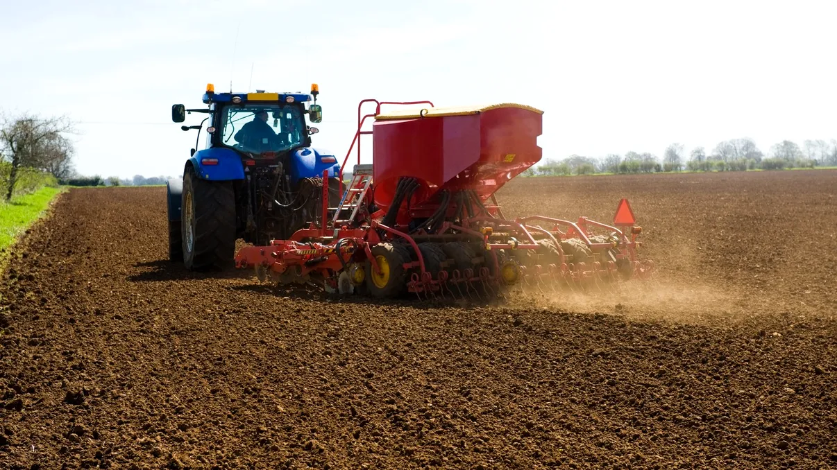 Explozia prețului la combustibil afectează agricultura din România. 30% din ogoare sunt în pericol. Ce înseamnă asta pentru români
