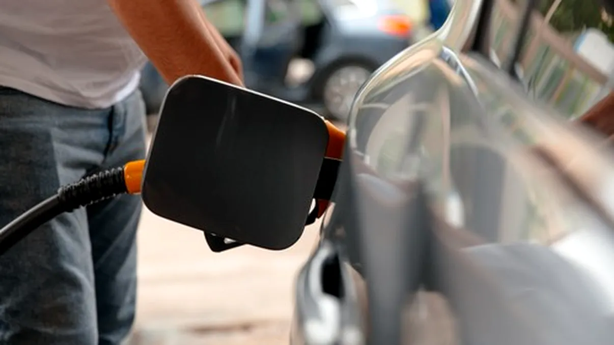 La cât ar urma să fie plafonat preţul motorinei şi benzinei şi cât timp ar urma să fie aplicată măsura. La pompă, a fost înregistrată a opta scumpire deja