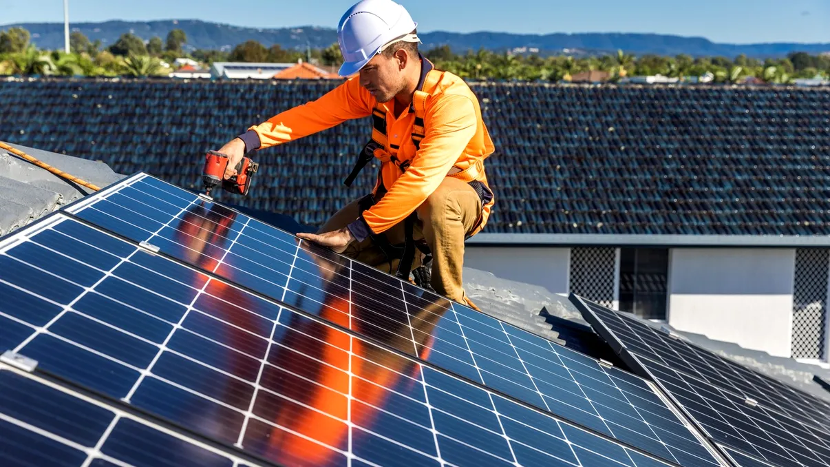 Nou standard în construcții. Locuințele și clădirile comerciale noi din România, obligate să își producă energia, conform unei directive europene