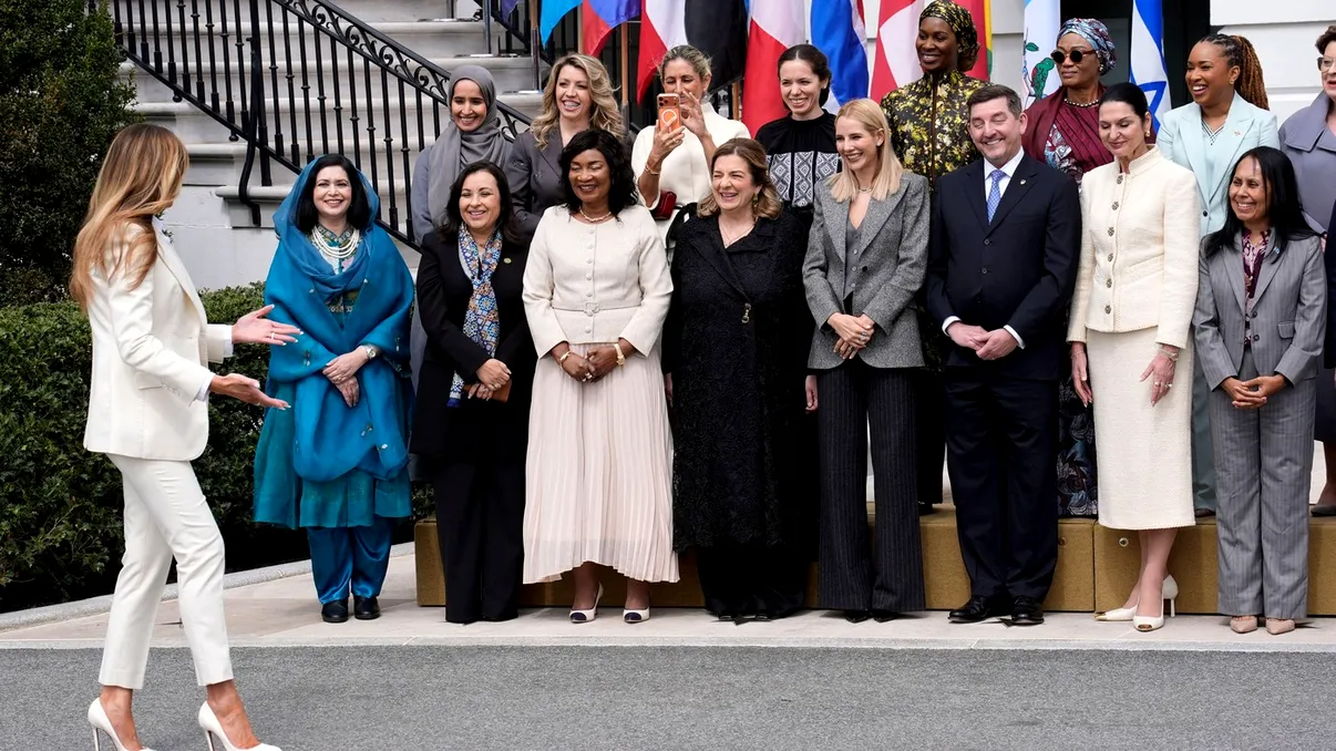 Mirabela Grădinaru, alături de Brigitte Macron şi de Olena Zelenska, la summit-ul pentru educație digitală de la Casa Albă. Imaginea a fost postată de Administraţia Prezidenţială
