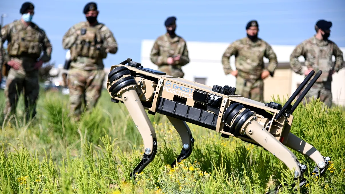 Câinii-robot păzesc deja centrele de date AI: noua frontieră a securității fără oameni începe să devină realitate