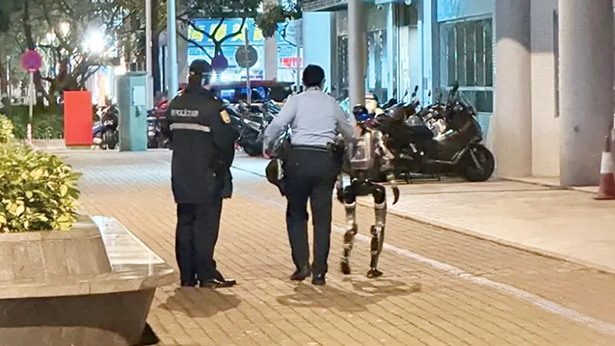 Robotul care a „speriat” o bătrână și a fost escortat de poliție: incidentul bizar care aprinde o dezbatere serioasă VIDEO