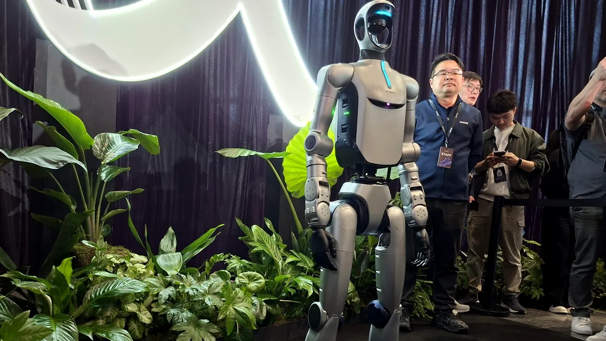 Honor a prezentat primul său robot umanoid AI și l-a pus să danseze pe scenă alături de oameni FOTO-VIDEO