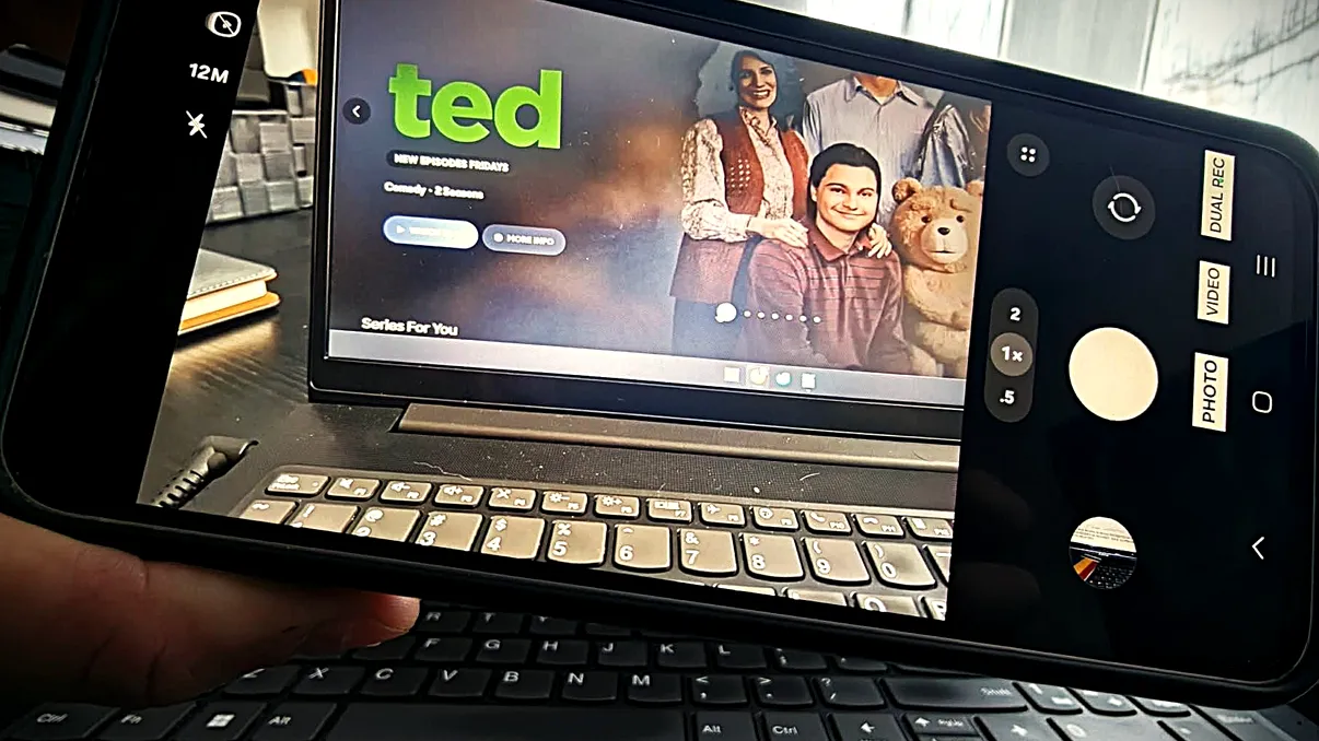 A apărut Ted sezonul 2, direct de la creatorul Family Guy: ursulețul obraznic revine cu episoade noi pe SkyShowtime