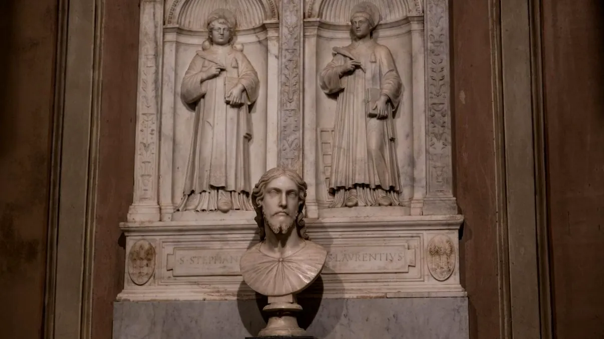 O sculptură posibil realizată de Michelangelo, descoperită într-o biserică din Roma după secole de anonimat