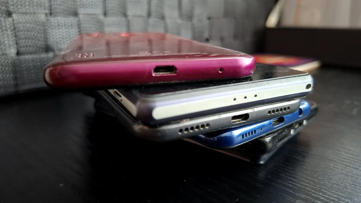 Românii și „sertarul lor invizibil”: de ce păstrăm telefoane vechi ani la rând și le schimbăm tot mai des
