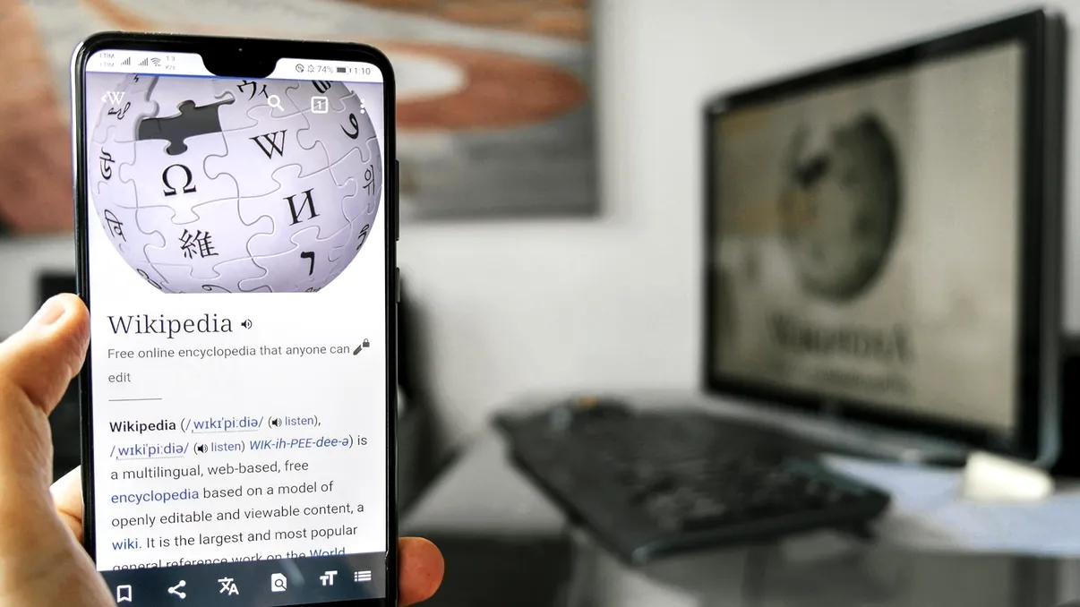 Wikipedia interzice textele generate de AI în articole: ce mai au voie editorii să facă
