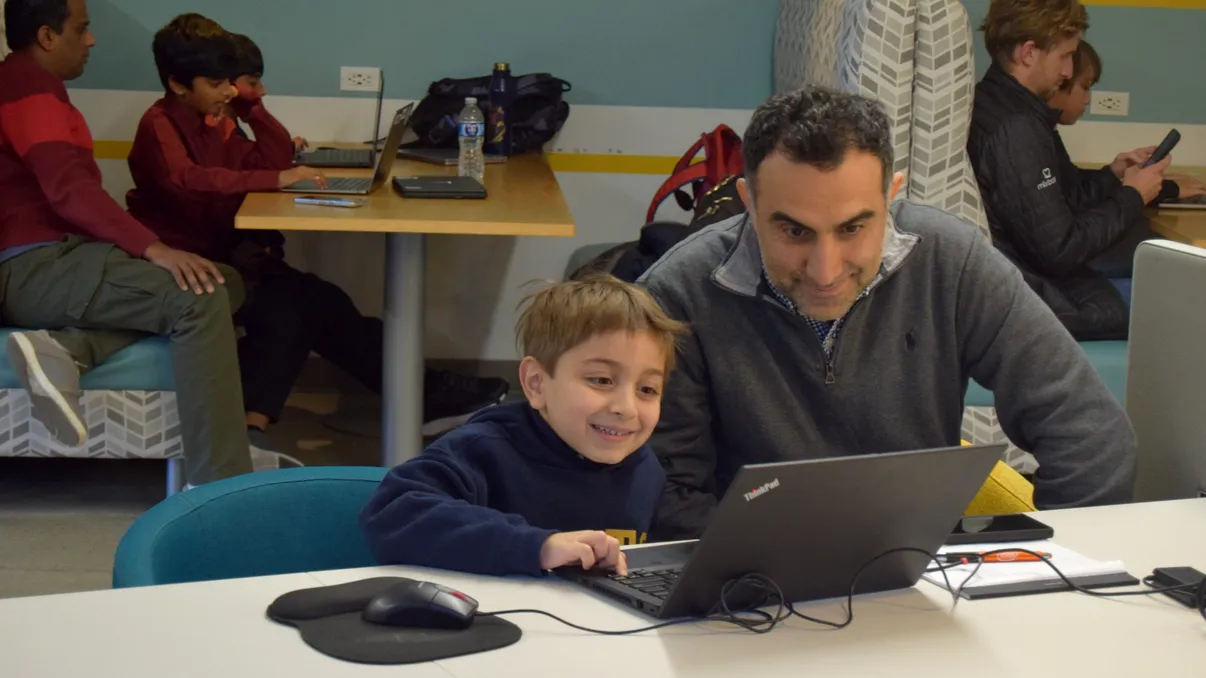 Elevii din România pot face jocuri cu AI fără să scrie cod. Programul american care schimbă regulile în educație și legătura cu OpenAI