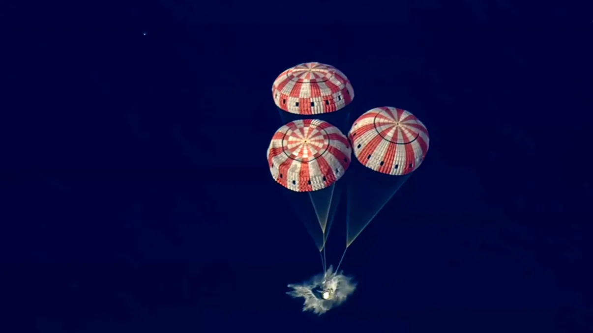 După 10 zile istorice în spațiu, Artemis II s-a întors pe Pământ. Pasul uriaș făcut de NASA spre revenirea pe Lună