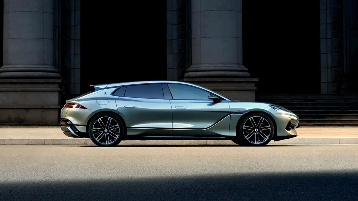 BYD îl aduce pe James Bond ca să vândă în Europa un EV de lux cu 800 km autonomie și încărcare în 5 minute