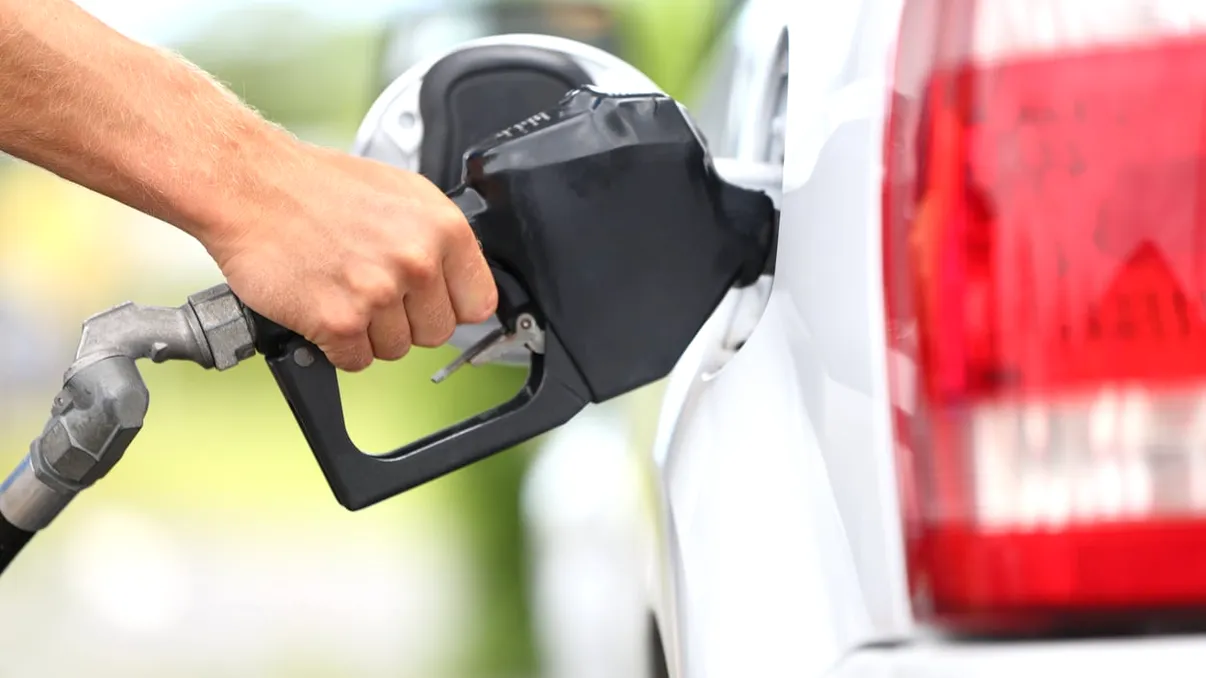 Când să faci plinul maşinii pentru a economisi bani. Regula de trei zile, când găseşti cel mai ieftin carburant la benzinării
