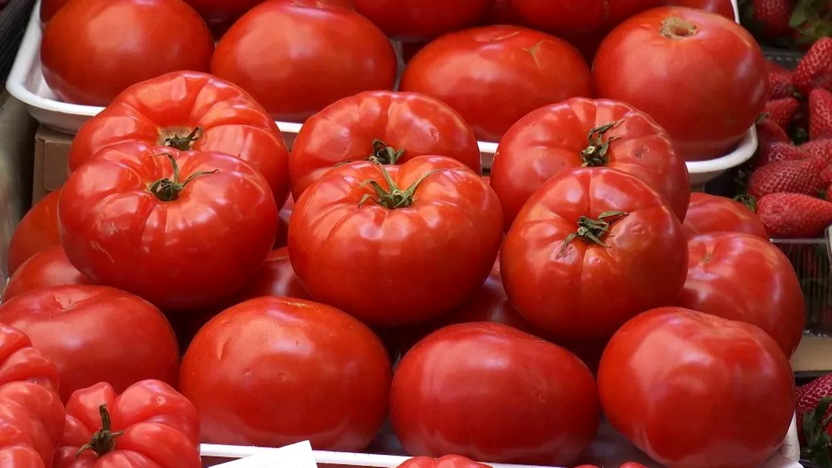 Cât costă roşiile româneşti în pieţe, în aprilie 2026. Românii, replici pentru vânzători după ce au văzut preţurile: 