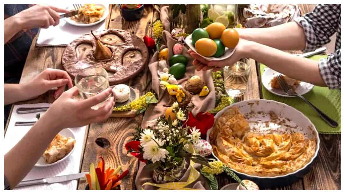 Câte calorii are un ou roșu, o felie de cozonac și o porție de miel. Tabel complet. Cât îngrașă masa de Paște într-o singură zi