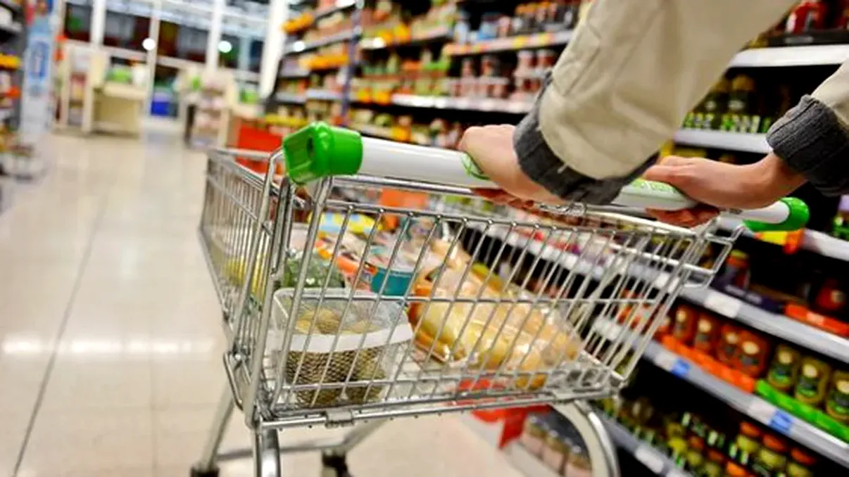Ce nu mai fac românii la cumpărături după valul de scumpiri. Și-au schimbat complet obiceiurile. Schimbarea cu care economisesc acum