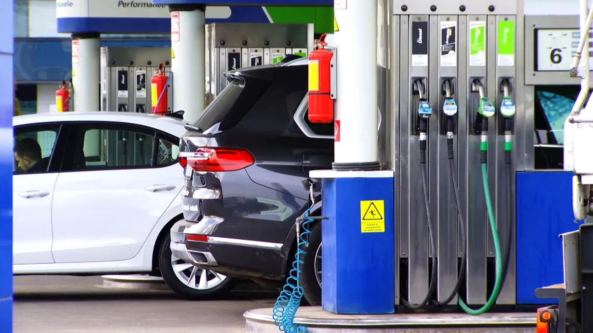 Cozi ca pe vremea lui Ceaușescu în benzinării după ieftinirea carburanților. Cât au economisit șoferii la un plin