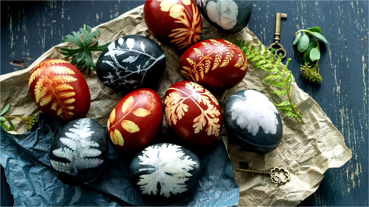 Cum vopseşti ouăle de Paşte natural: aşa obţii culorile roşu, mov, galben şi albastru