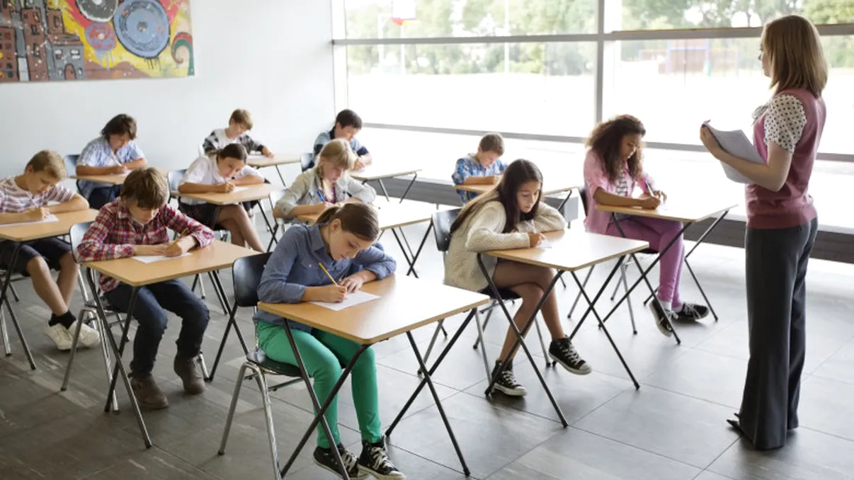 De ce aleg profesorii să participe la supravegherea și corectarea examenelor, deși o parte din activitate nu este remunerată. Profesoară de limba română: 