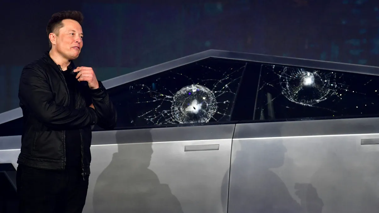 Elon Musk spune că FSD era oprit înainte de impact, dar imaginile cu Cybertruck-ul care intră în parapet spun altceva
