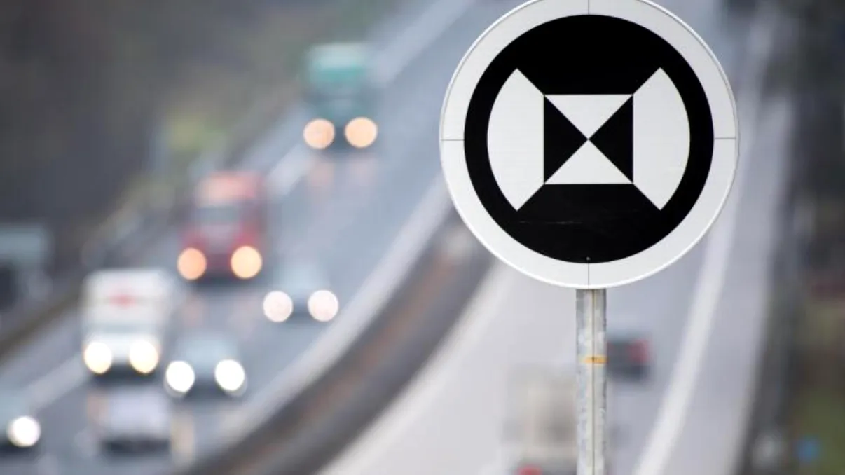 Indicatorul auto alb-negru cu un radar în mijloc. Ce înseamnă, cui se adresează şi unde a fost deja montat